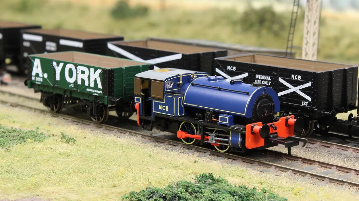 Rapido Trains UK Exclusive NCB Bagnall Model Railway Locomotive_OO_DCC - Ready 2
